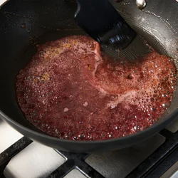 【POINT】 ソース作りは牛肉を焼いたフライパンを使い、残ったうまみをすべてソースに加えて！