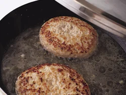 多めの水で、ふたをして蒸し焼きにする。厚みがあるハンバーグも、中までふっくら火が通る。