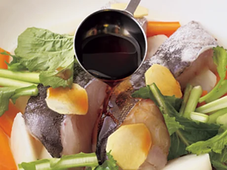 先に火の通りにくい根菜類を加熱する。後からかぶの葉、たら、調味料を加えて蒸し焼きにし、全体に味をしみこませる。