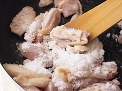 とり肉を焼くときに、砂糖をからめるのが関西流。溶けてつやが出てきたら、ほかの調味料を加えて混ぜて。