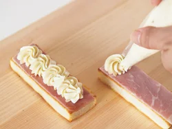 タラモクリームとレモンクリームは、それぞれ絞り出して華やかに。口金つき絞り出し袋は生クリームに付属のものなどを使って。