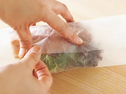 バインミーは具が落ちやすいので、ワックスペーパーに包んでから切ることで、見栄えもよく、食べやすくなる。