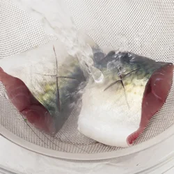 さばは熱湯をかけて湯引きすることで、血やぬめりを落とす。途中で上下を返し、身の側にも湯をかけるようにして。