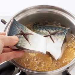 煮汁を煮立てたところにさばを入れ、煮過ぎないようにする。皮がはがれやすいので、皮目を上にして入れ、上下を返さず煮る。