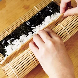 力を入れるのは２回。巻きすを持ち上げ、のりの手前が具とその奥のすし飯の境にくっつくようにし、全体に力を入れるのが１回目。２回目はそのまま巻き、奥のすし飯とのりの境で再度力を入れて丸く整える。