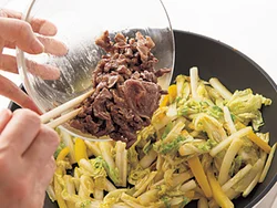 牛肉は加熱し過ぎるとかたくなるので、いったん取り出して最後に混ぜ合わせる。