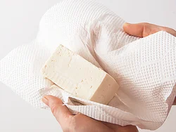 程よく水分を残すため、豆腐の水きりは、ペーパータオルで拭くだけで終了。手早くできて◎。
