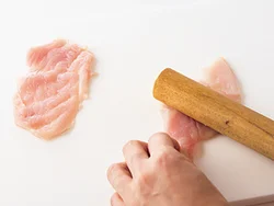 とり肉はめん棒などでたたき、薄くのばす。薄くすると火が通りやすく、味もしみやすくなる。