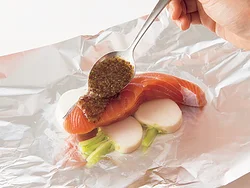 合わせだれは、スプーンで鮭全体にぬる。加熱するうちにかぶにも落ちて、味がつく。
