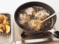 先にじゃがいもを揚げてから肉を揚げると油が汚れなくてすむ。