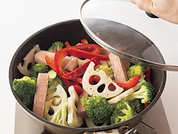 ふたをしたら、野菜から出てくる水分だけで蒸し焼きにしていく。うまみがグッと増す。