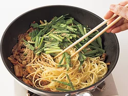 にらはすぐに火が通るので、麺、白ごまと一緒に最後に加える。食感のいい仕上がりに。
