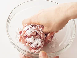 豚肉の下味に片栗粉を使うことで、コーティングされ、うまみが逃げずジューシーに仕上がる。