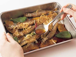 漬け汁は熱いうちに具材にかけ、さらにスプーンで時々かけて、全体に味がしみるようにする。