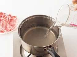 牛肉をゆでるときは、湯の温度が高いとかたくなるので、水を加えて温度を下げてからゆでて。