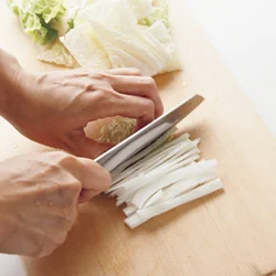 白菜は葉と軸に分けて、切り方を変えると、バランスのいいサラダになる。