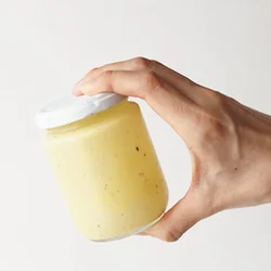 ドレッシングは瓶に入れてシェイクすると乳化し、濃厚でおいしくなる。