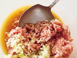 麻婆ソースのひき肉や長ねぎをよく混ぜて、調味料をからめてからレンジ加熱を。