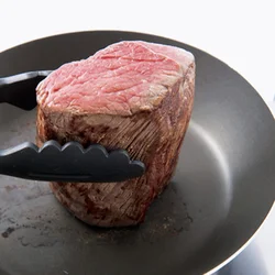 焼くと肉から脂が出てくるので、油はひかない。トングではさんで、フライパンに押しつけるようにして焼く。