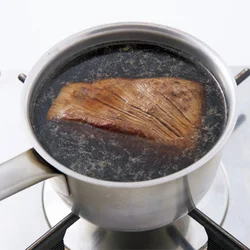 鍋は肉がしっかり煮汁につかる小さめのサイズが理想。牛肉を入れて煮汁を煮立たせると、せっかくのおいしい肉汁がすべて肉から出てしまうので、煮立たせないように気をつける。