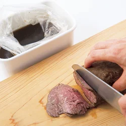 肉の繊維を断ち切るように切ると、やわらかく食べやすい。