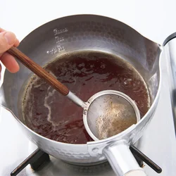 煮汁には肉汁が含まれているので、煮立たせるとアクが出る。そばつゆにするので、丁寧に除いて。