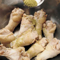 昆布茶をかくし味としてもみ込むと、ころもの内側でさりげないうまみを出してくれる。