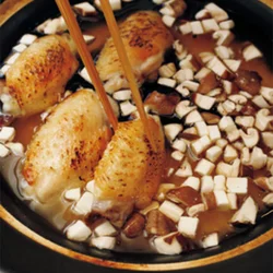 焼いてうまみを閉じ込めた手羽を生米にのせてともに炊き、米にうまみをしみこませる。
