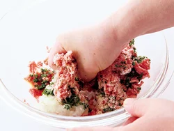 肉だねにパセリを入れて風味を、粉チーズでコクをアップ。肉に粘りが出るまでしっかり練って。