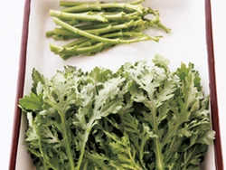 葉のほうが茎より早く火が通るため、加熱する場合は葉を摘んで茎と分けておくとよい。