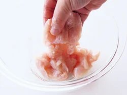 とりむね肉は片栗粉をもみ込んで水分を閉じ込めることで、火を通してもしっとり食感に。