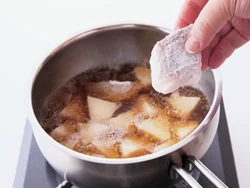 たらは片栗粉をまぶして煮くずれを防ぐ。かたくなりすぎないよう煮汁が煮立ったらさっと煮る。
