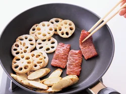 野菜を端に寄せてあいたスペースで、肉を焼く。火が通り過ぎないよう焼けたものから取り出して。