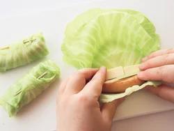 葉を破らないように気をつけて巻いて。そぎ取ったキャベツの軸も具にして巻き込めばむだがない。