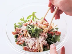 具に小麦粉をまぶしてからころもを加えると、ころもが薄づきになり、カラリと揚がる。