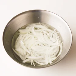 玉ねぎは薄切りにして水にさらし、辛みをやわらげて。さつまいもの甘みにもよくなじむ。