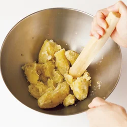 さつまいもは熱いうちにめん棒で潰し、酢と塩を混ぜると、味がしっかりしみこむ。