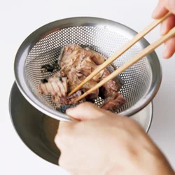 さばの水煮はざるにあけてから菜箸でほぐすと、程よく缶汁がきれる。