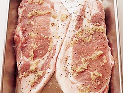下味として、おろししょうがを豚肉になじませる。こうすると豚肉の臭みがとれ、食べやすくなる。
