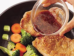 たれにもおろししょうがをたっぷり加えて。はちみつがしょうがの辛みを抑え、食べやすい味に。
