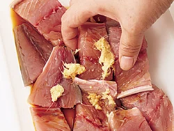 さばにおろししょうが入りの下味をもみ込んでおくことで、さば特有の臭みをやわらげることができる。