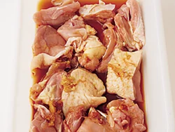 とり肉におろししょうが入りの下味をもみ込んで少しおき、しょうがの香りをしっかりつけておく。