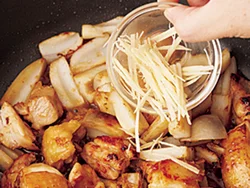 しょうがのせん切りは仕上げに加える。さっと火を入れるだけにして、風味と食感を残すようにする。