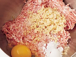肉だんごにはしょうがのみじん切りを加えて、肉の臭みを消すとともに、しょうがの香りをつける。