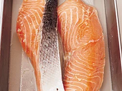 鮭はしょうが汁、酒、塩をまぶして下味をつけて、約５分おく。生臭さがとれ、味に深みも出る。