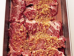 牛肉は下味におろししょうがを加えて。全体にしょうががいきわたるよう、もんでなじませる。
