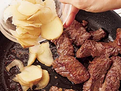 肉の色が変わったタイミングで、しょうがをたっぷり加える。火が通りやすいので、手早く炒め合わせて。