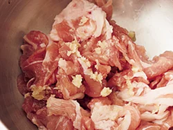 豚こま切れ肉は炒めずに生のまま春巻きの皮で包むため、下味におろししょうがを入れて味をしっかりつける。
