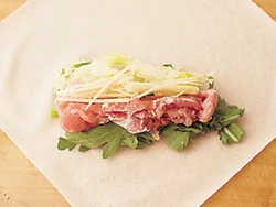 しょうがのせん切りは具として、ほかの具の上にのせ、春巻きの皮で包む。揚げると火が入り、食べやすくなる。