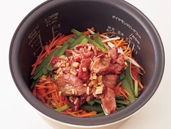 材料を入れて炊くだけ！